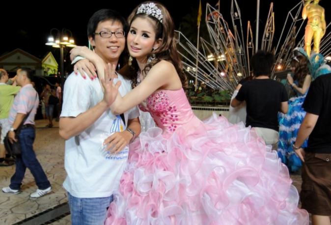 泰国人妖是如何上厕所的?去男厕还是女厕?揭秘人妖的凄惨生活