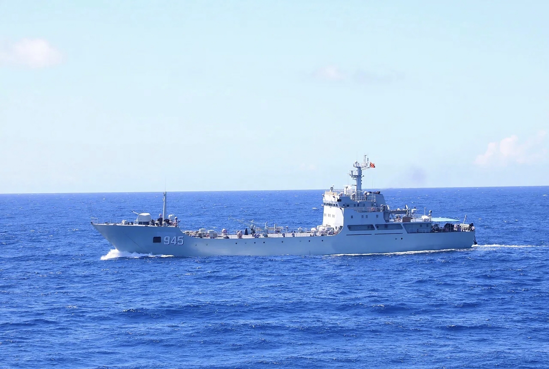 中国9899海军945华山舰 073a型中型登陆舰 该舰已转隶到了勤务船