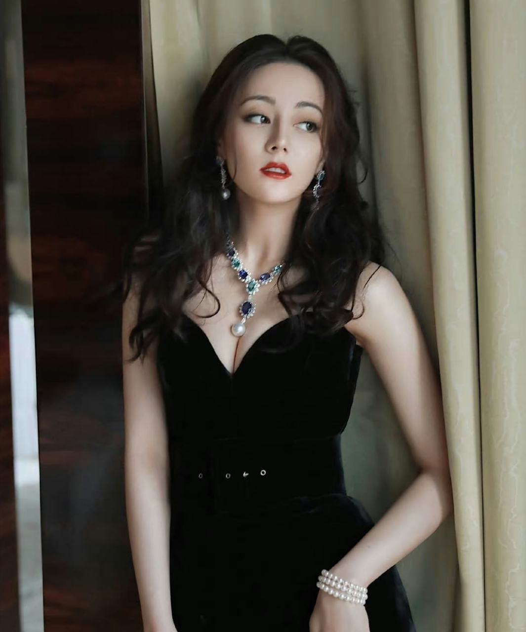 迪丽热巴# 一袭黑色抹胸天鹅绒礼裙,肤白貌美的容颜,精致立体的五官