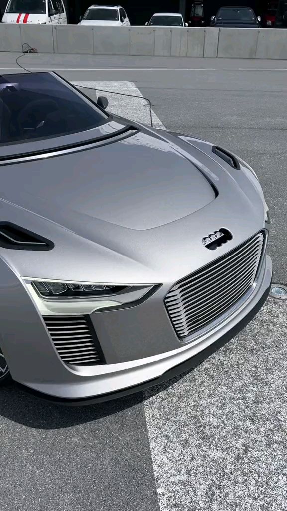 银色奥迪小敞篷奥迪r8spyder