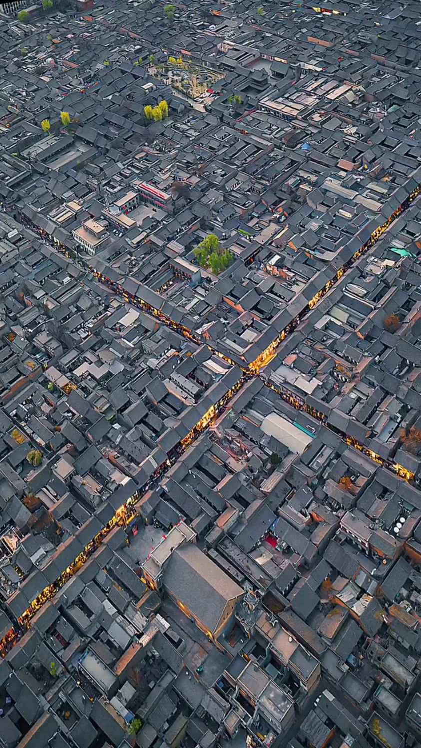 平遥古城建于周宣王时期,距今已有2700多年的历史.