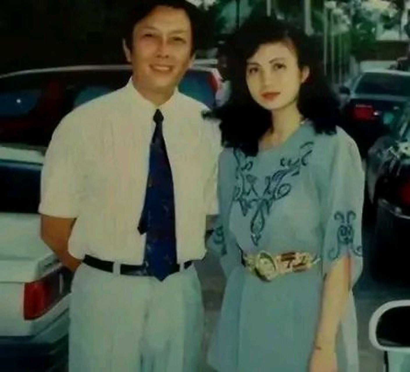 1990年除夕夜,唐国强的妻子洗完澡化好妆,穿上一身新衣,用一根绳子