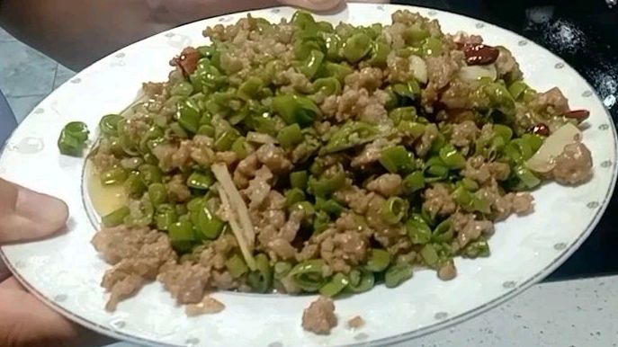 菜杆杆切成细段炒肉末,比大厨炒的菜都好吃,色香味俱全易下饭