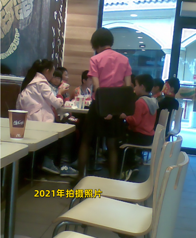 麦当劳大战肯德基,制服黑丝小姐姐出马,肯德基疯狂星期四败得不冤