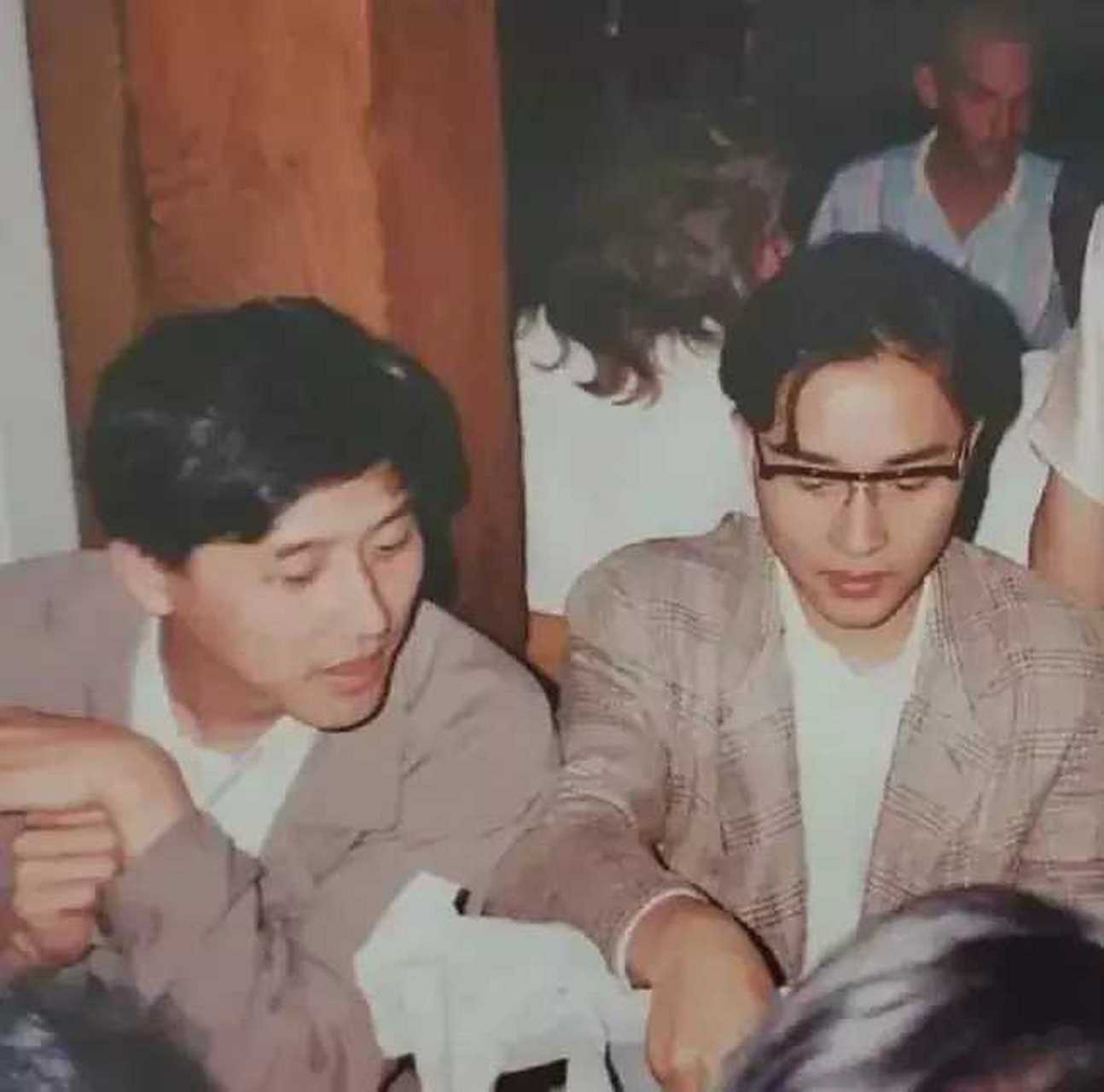 娱乐#   年轻时的张国荣和唐鹤德的几张合影.