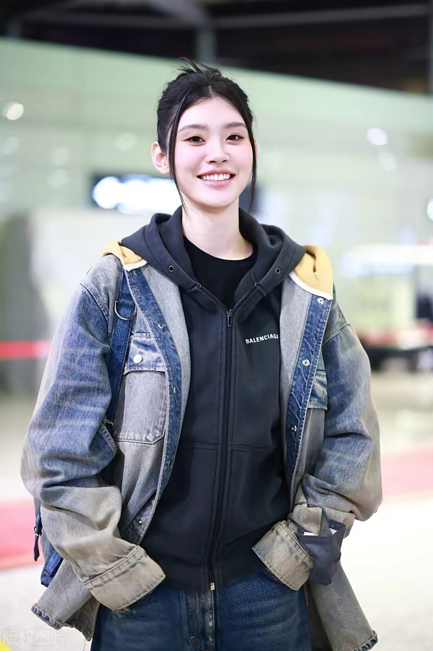 奚梦瑶现身机场,全身牛仔搭配现身虹桥机场青春靓丽