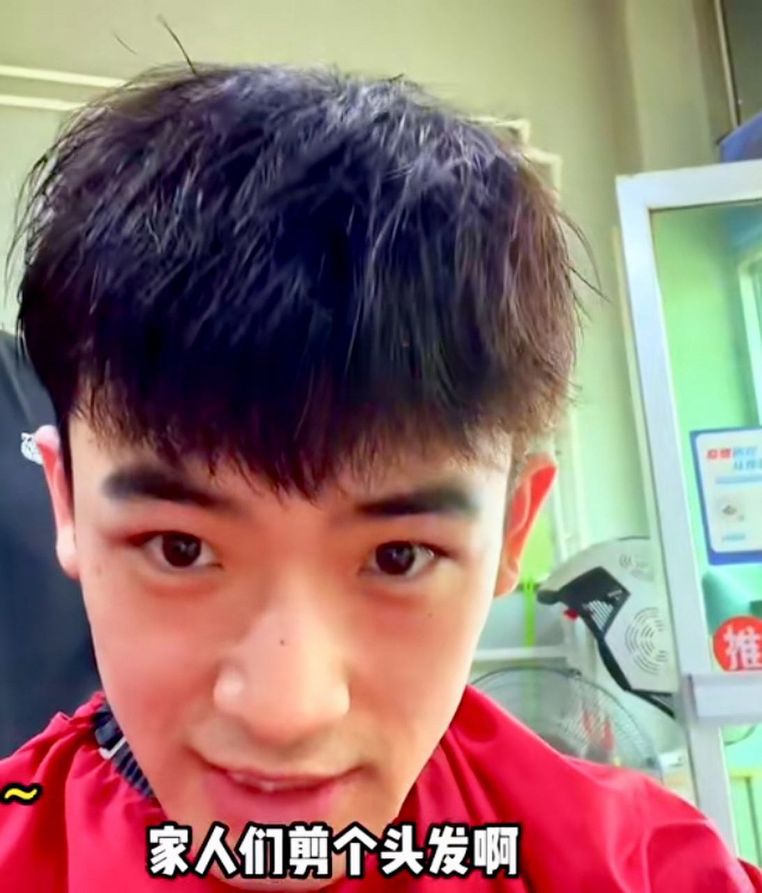 哦嚯嚯,今天是个好日子哟.头发有点长了,去找老师傅剪个靓发,go!