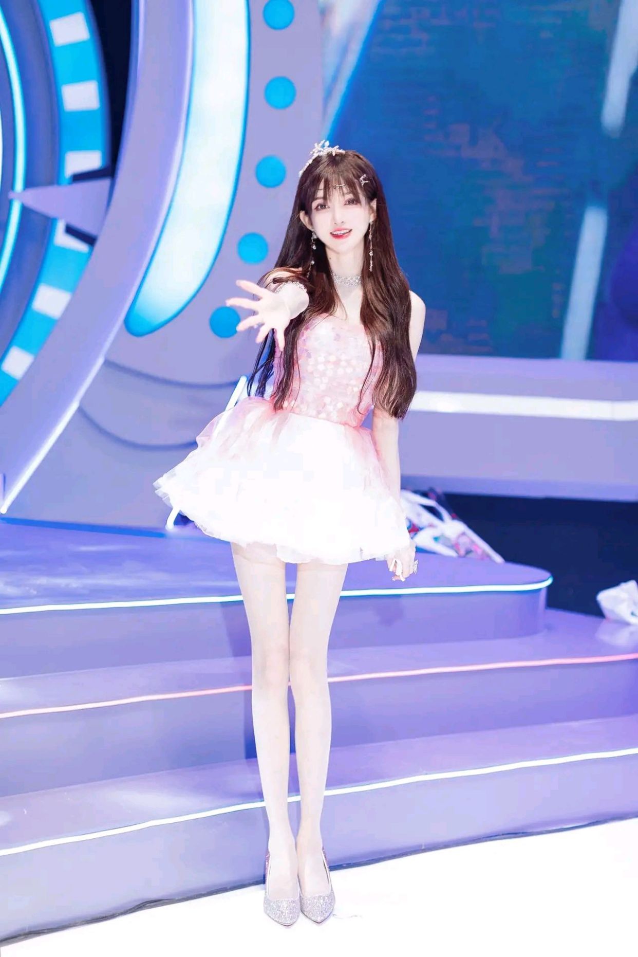 小仙女身穿蕾丝粉红小短裙,身材凹凸有致,大秀雪白的大长腿