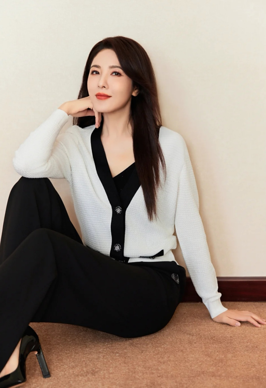 演员曾黎 in 中国雅莹小香风针织优雅穿搭气质女神演绎知性与成熟的