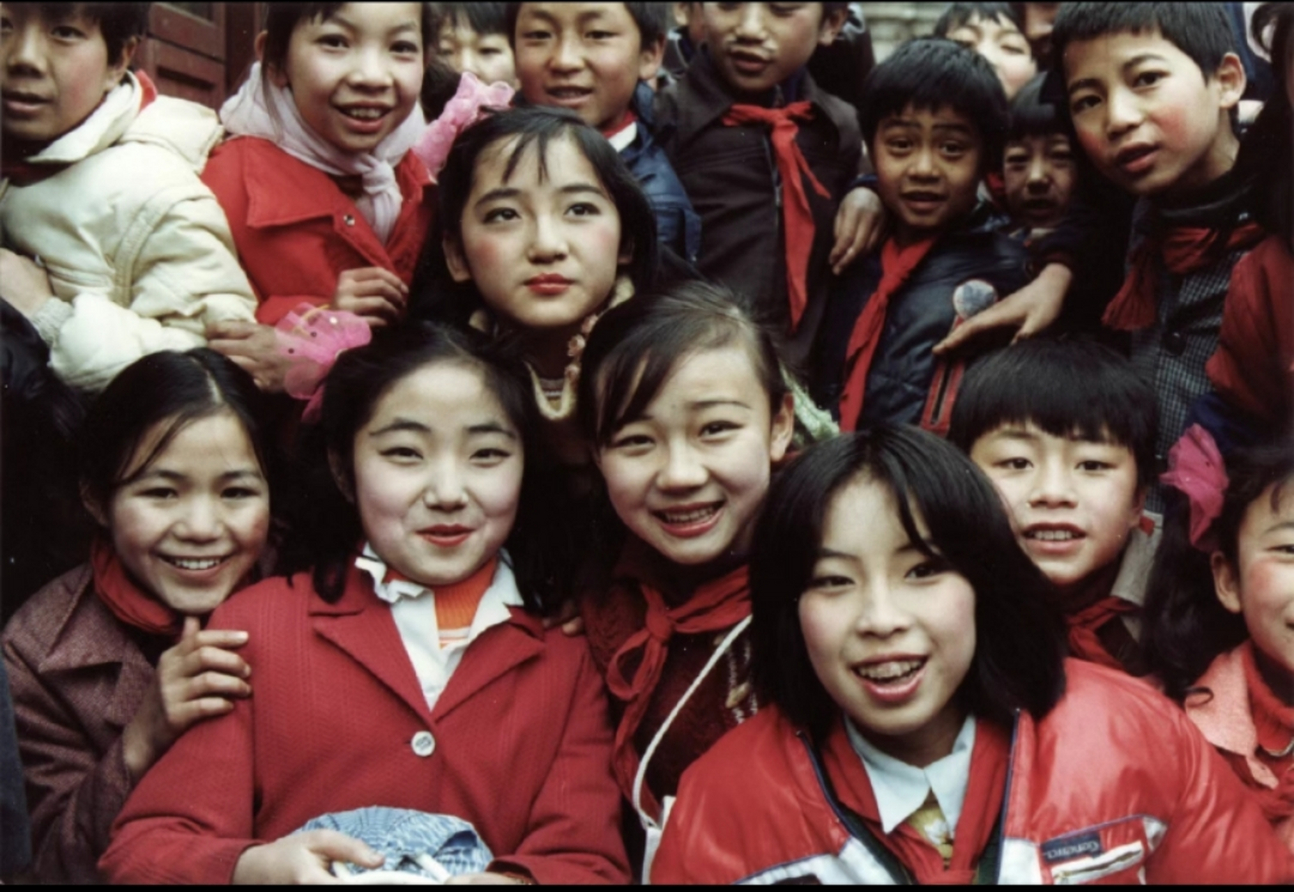 1985年,云南昆明,一群学生挤在镜头前合影,那时候,学生学习压力很小