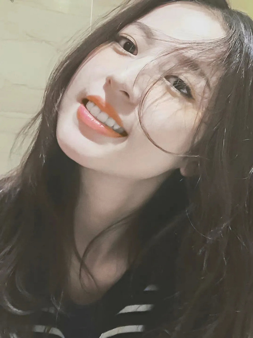 周雨彤长发美照