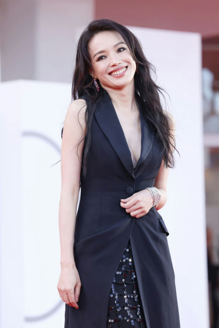 舒淇出席"威尼斯电影节"红毯造型图赏 #每日娱乐播报# #美女