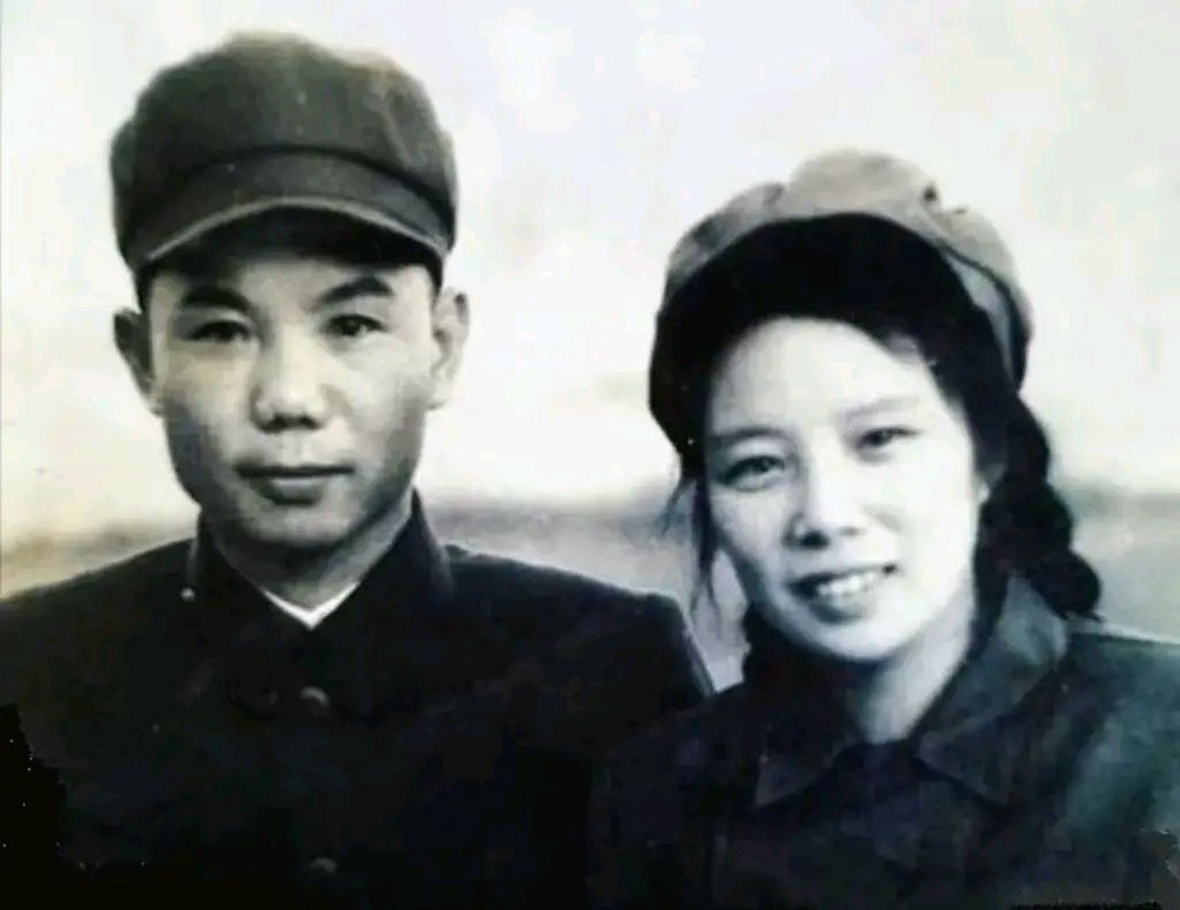 1952年,时任志愿军第十二军军长肖永银将军,和夫人高豪在朝鲜的合影