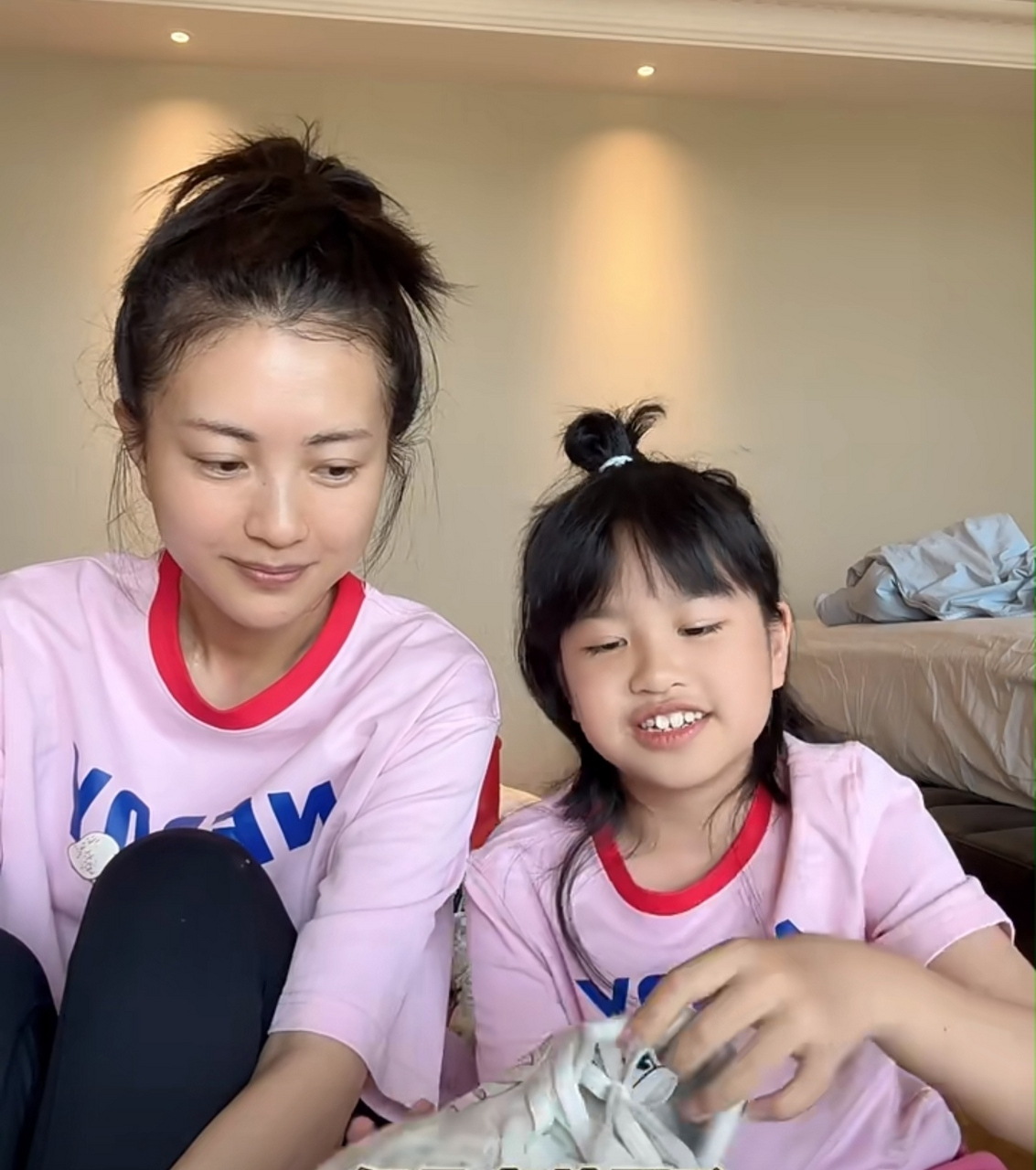包文婧带着孩子录视频,她吐槽女儿脚大,运动鞋都选的大人款式才能穿下