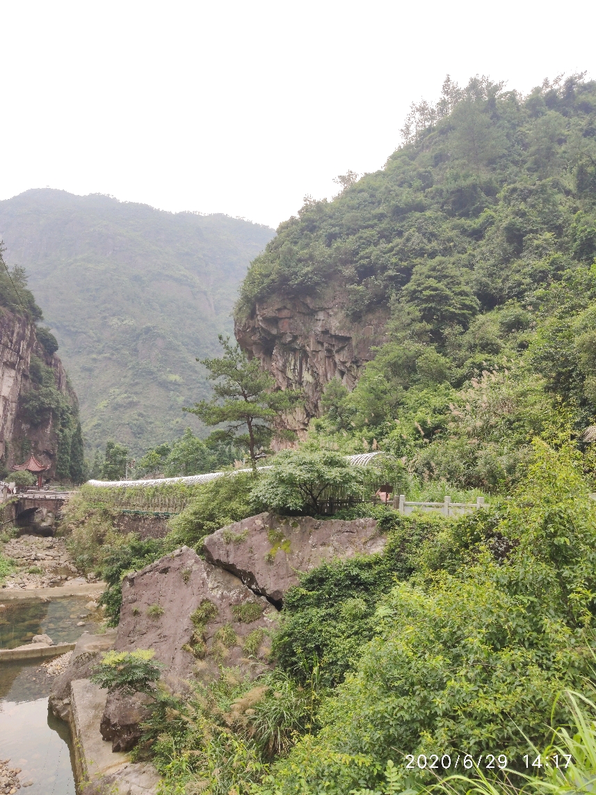 溫州小夥遊玩靈山風景區走進水飛谷景區山頂看瀑布