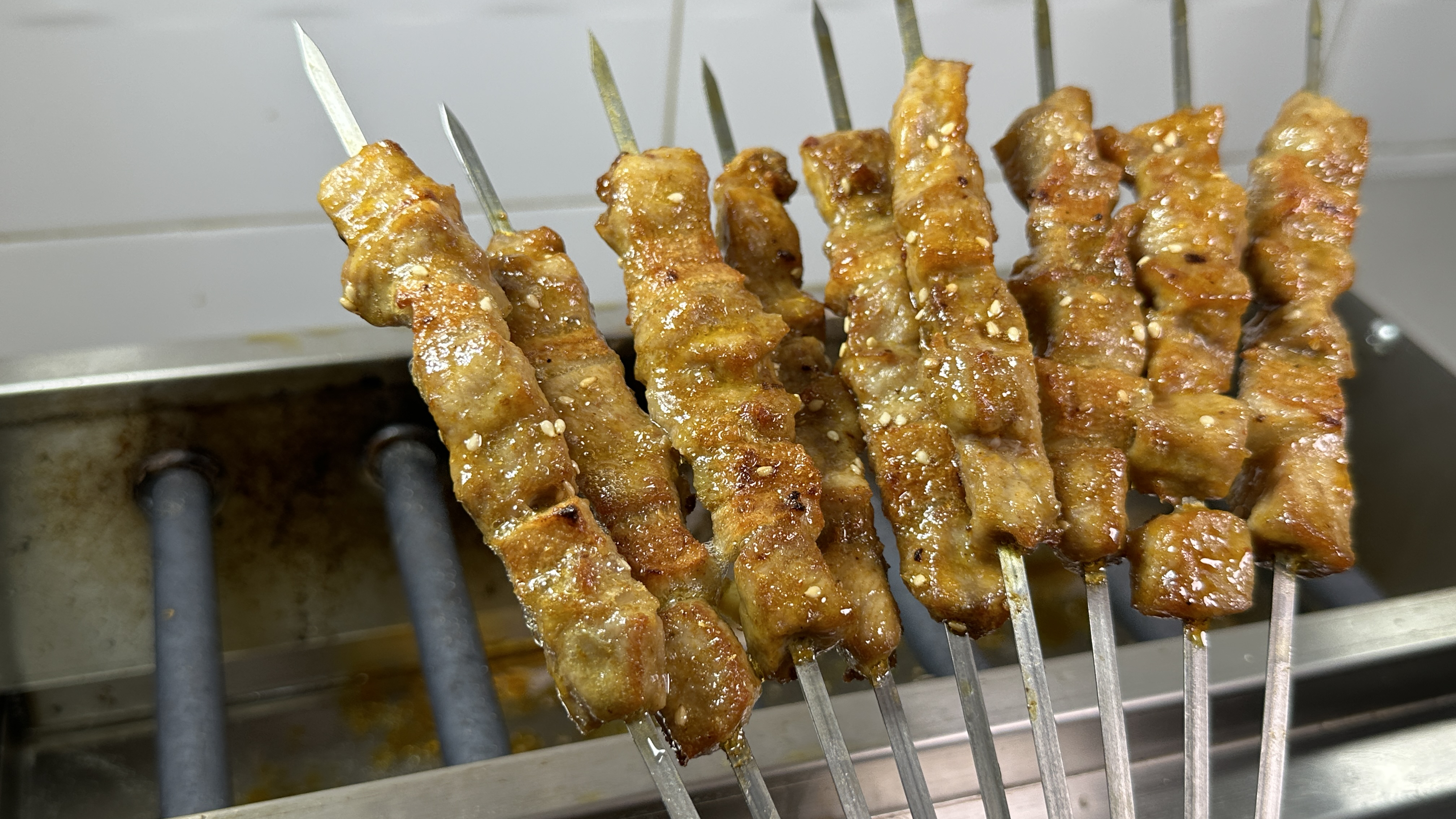 鲜嫩多汁不老不柴的咖喱牛肉串配方与烤制技巧分享