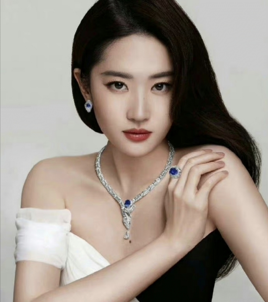 赵丽颖,angelababy杨颖,刘诗诗,刘亦菲珠宝大片,果然脖子越长越显贵气