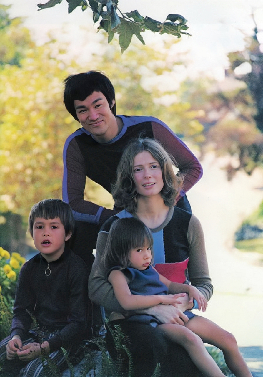 妻子琳达,儿子李国豪及女儿李香凝,一家四口幸福美满