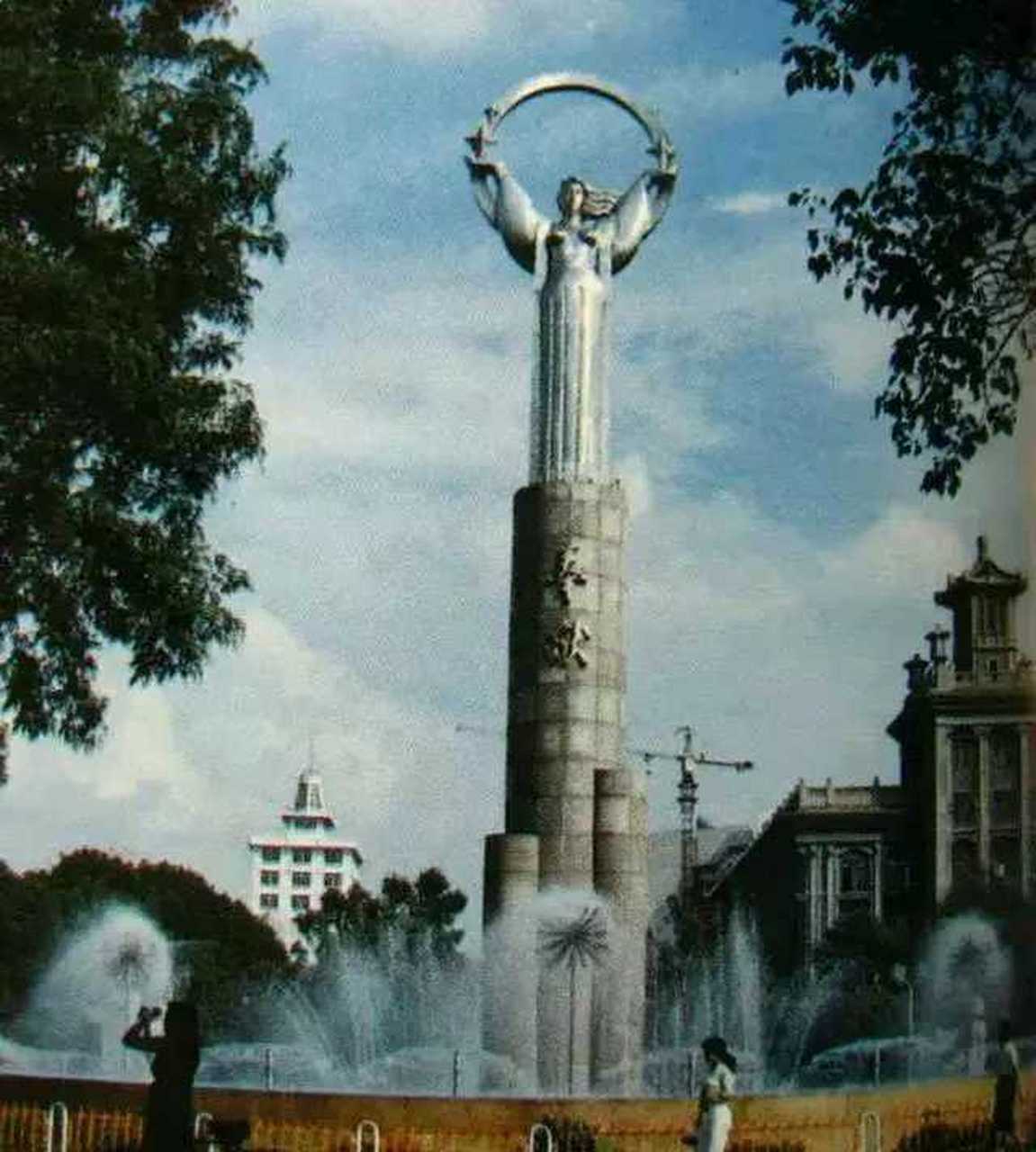 下图是昔日鞍山市政府广场上的鞍山标志性建筑,你知道叫什么名字吗?