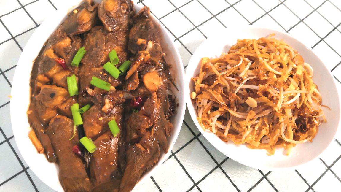 今天的晚餐花了大价钱买了三条鱼,家焖黄鱼味道鲜美真是太好吃了