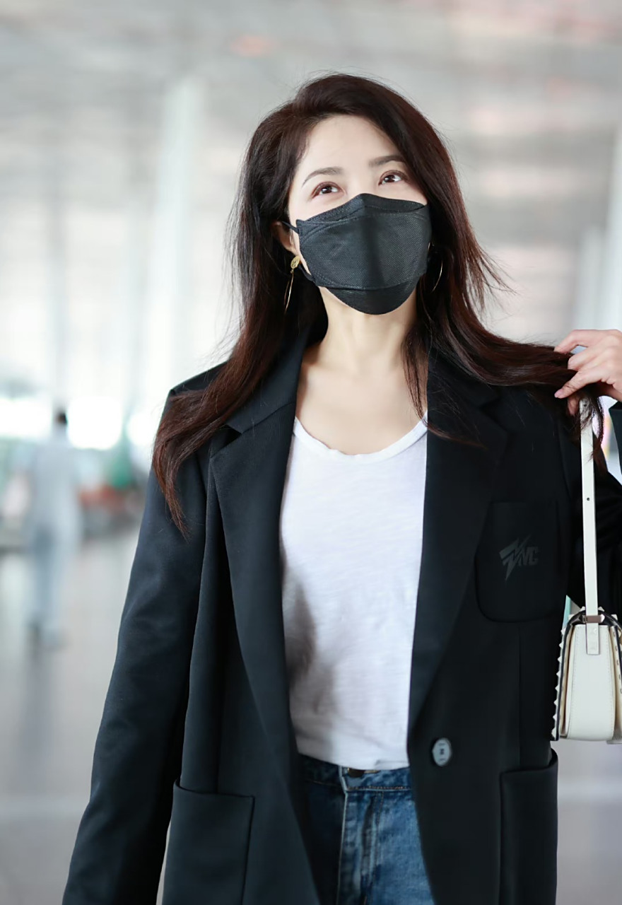 中戏第一美女曾黎#曾黎# 最新释出自己的一套机场私服造型,她上身穿一