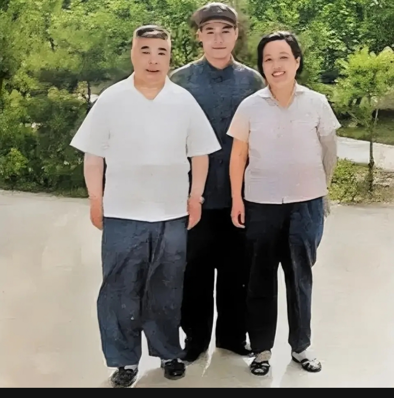 60年代,吴法宪和儿子吴新潮,妻子陈绥圻,一张罕见的留影,镜头中的他穿