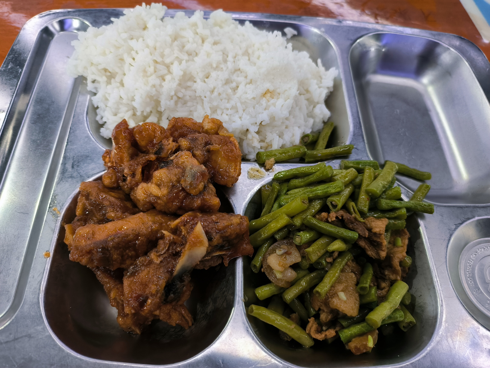 大学食堂的饭菜怎么样哦 早上:一碗老友粉 中午:米饭和豆角炒肉,糖醋