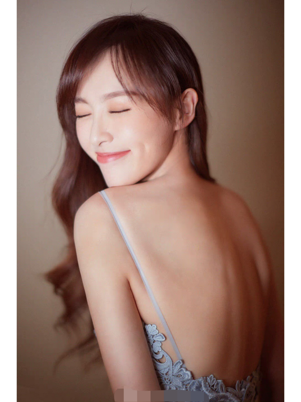 唐嫣一袭蓝色镂空裸背裙尺度大开,罕见秀出美背,搭配上大波浪卷发