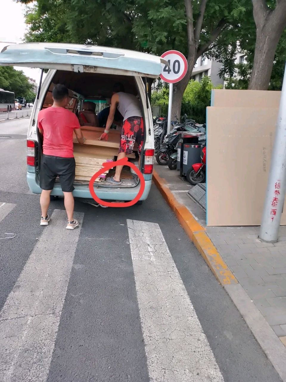 这一车石膏板18公里,叫个货拉拉才98块钱,两个力工卸货上二楼是480块