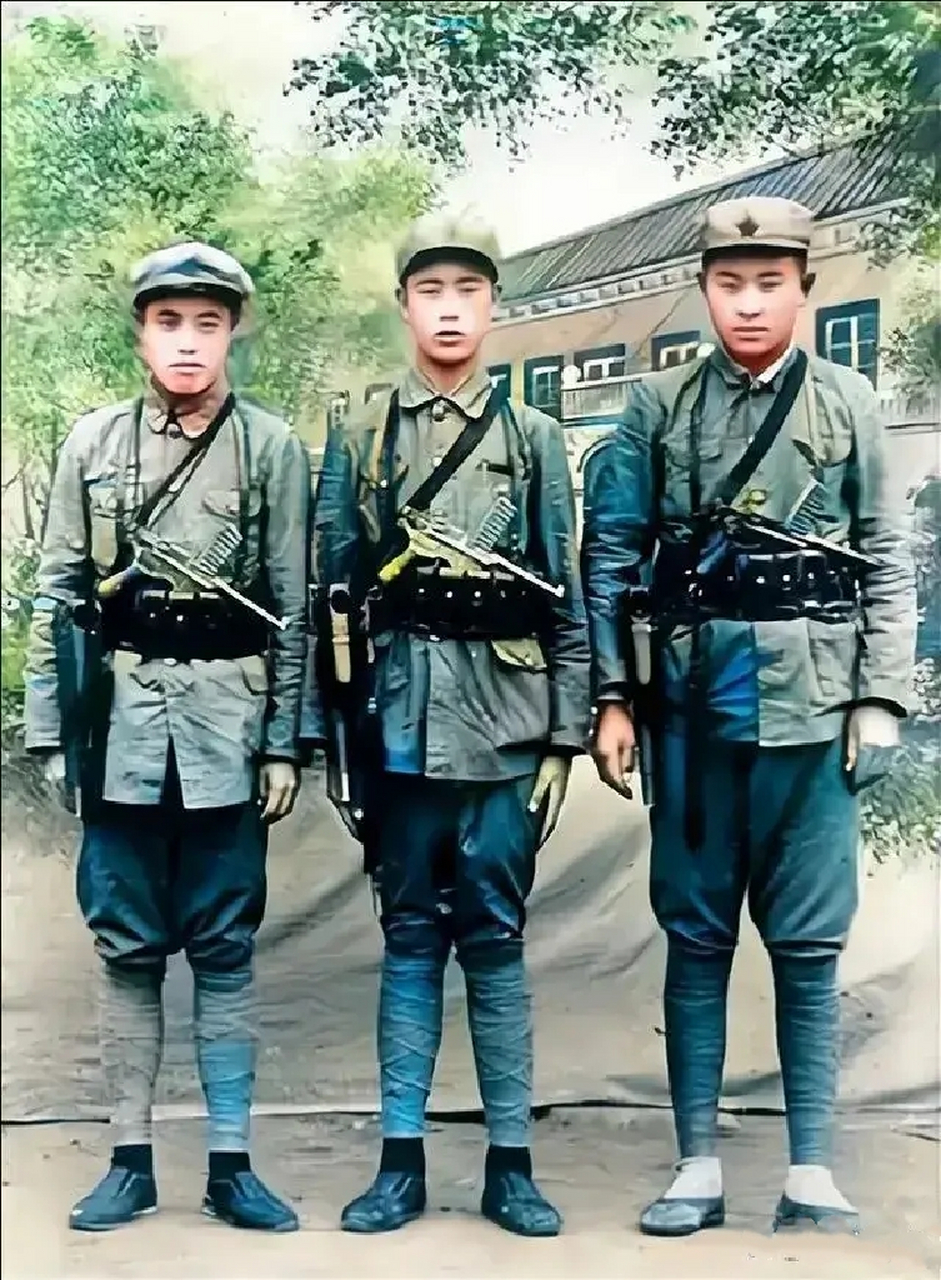 不要再被电视剧骗了,红军时期,首长的警卫员是这样的.