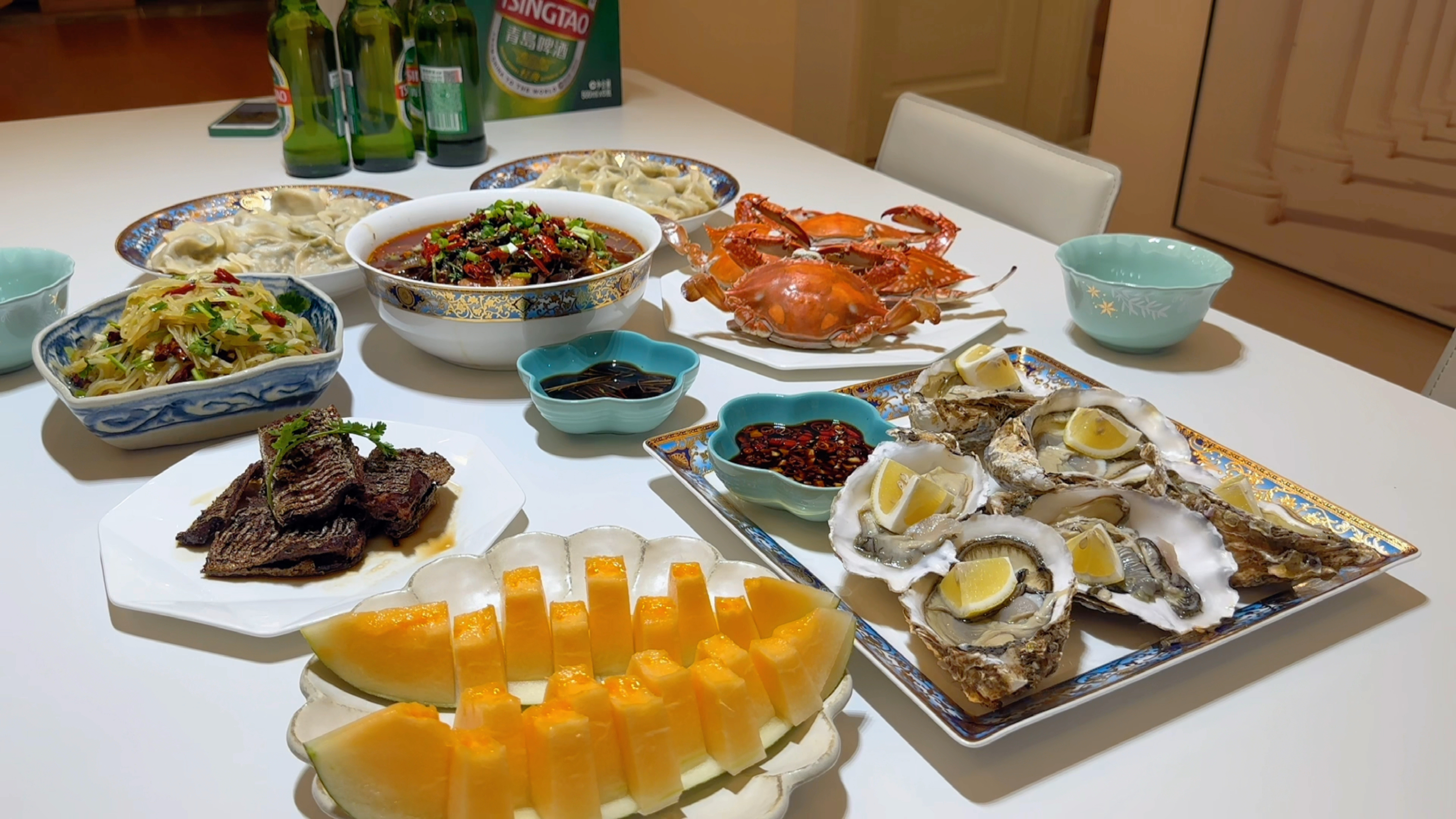 今天女朋友来了特意给她包的饺子做的菜,我俩打算喝一宿