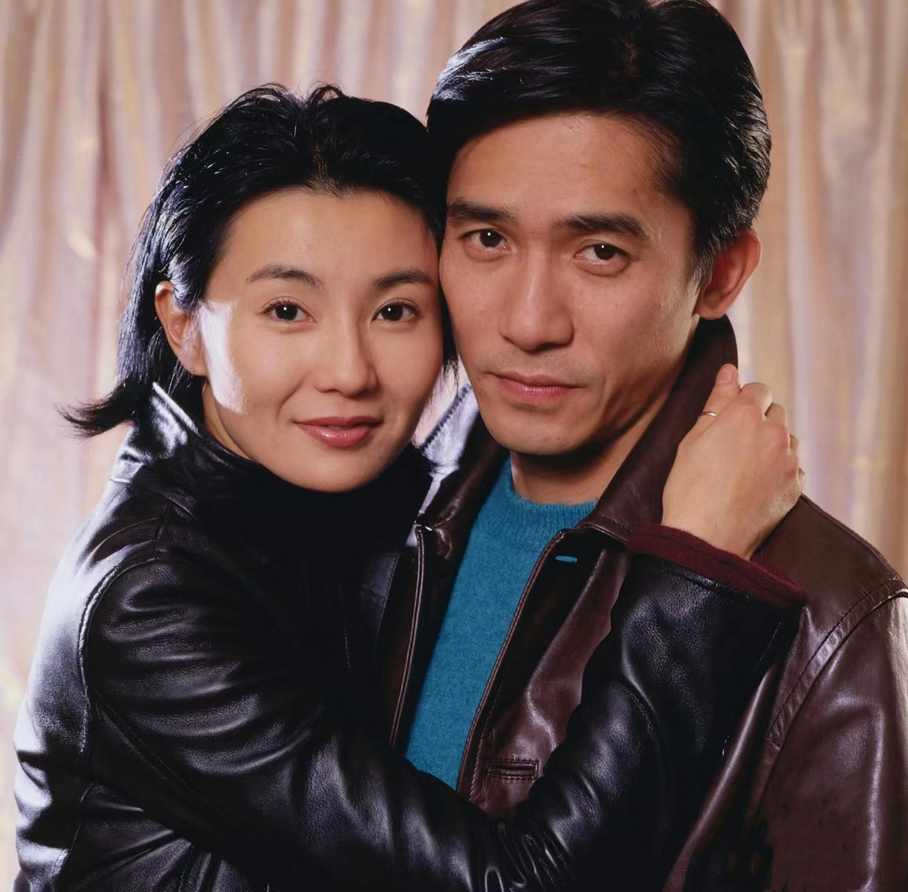 梁朝伟和张曼玉是那种契合度很高的"影视剧伴侣".仔细看他们的眼神中