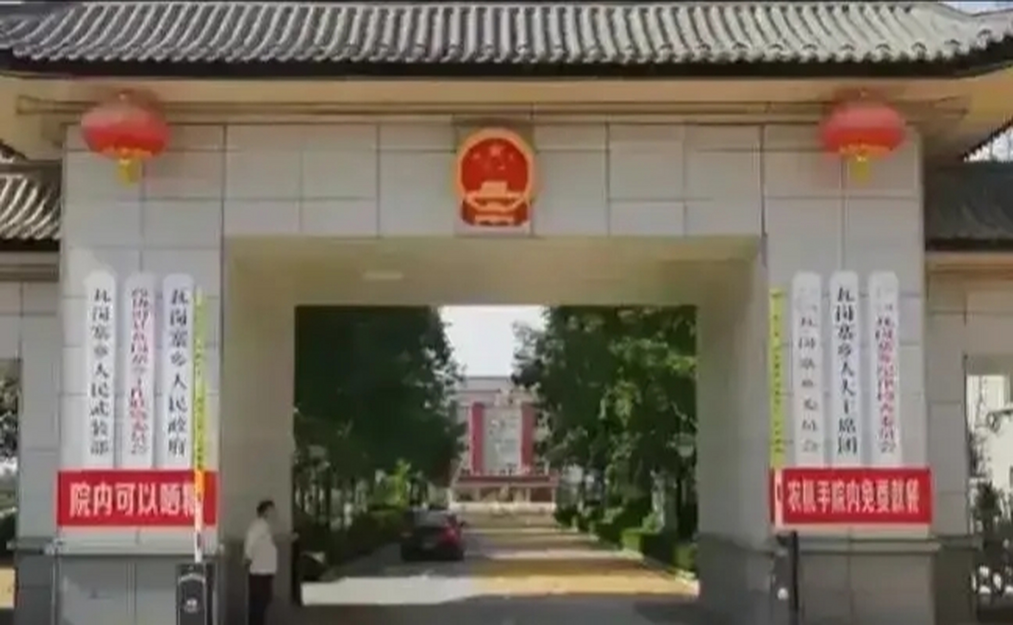 河南滑县瓦岗寨乡政府门口,挂着两条标语,这可是城管不敢扯的!
