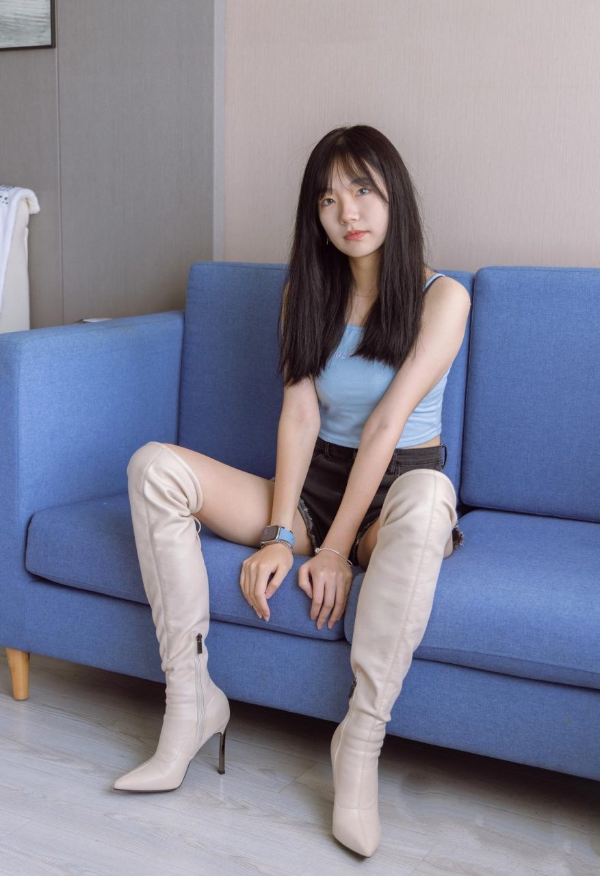 过膝长靴很是抢眼呀#美女# #时尚穿搭