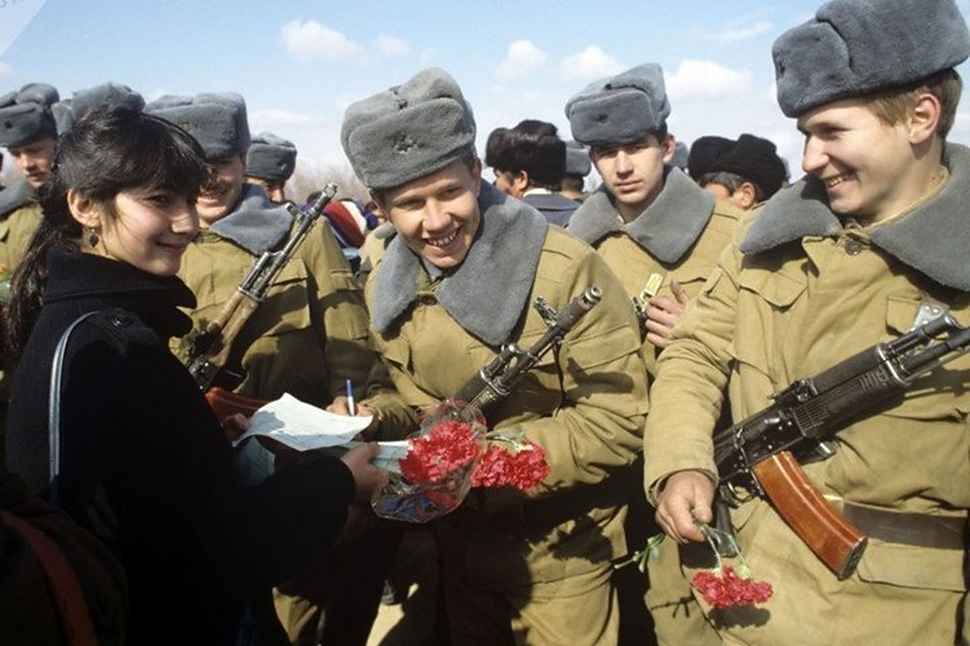 1988年,苏联军队从阿富汗撤离.这两张照片上士兵的反应是截然不同.