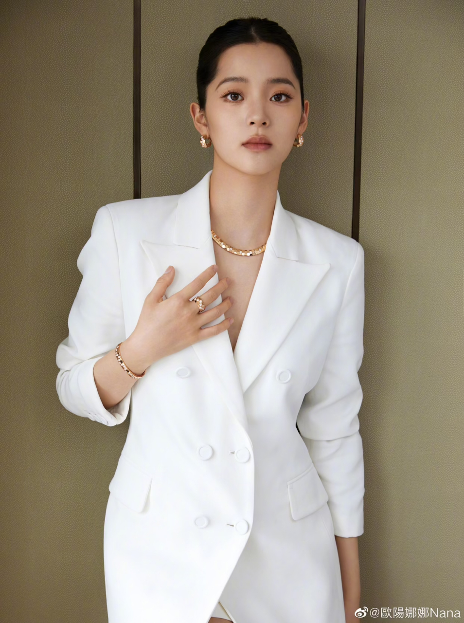 我还是第一次见到这样欧阳娜娜,头发全部扎起来搭配一套白色西装,吸晴
