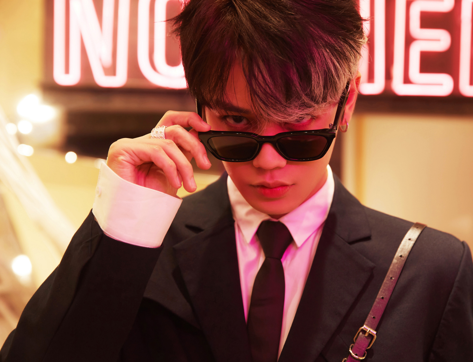 林彦俊黑色束腰西装,优雅质感,帅气高级