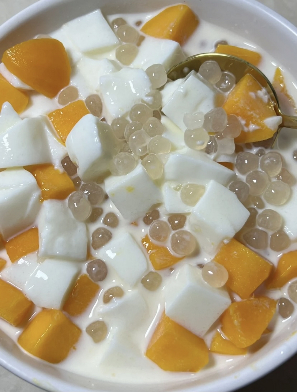 食材: 芒果,西米露,适量零卡糖,白凉粉,牛奶或者椰奶 做法: 166