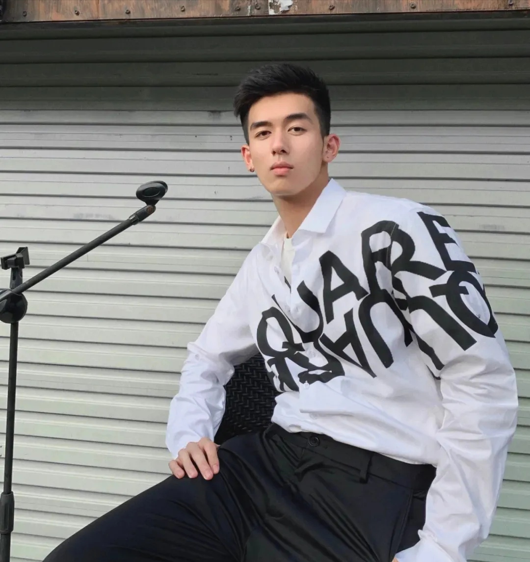 00后网红校草因颜值高身材好火了,网友:鼻子比黄轩的还大