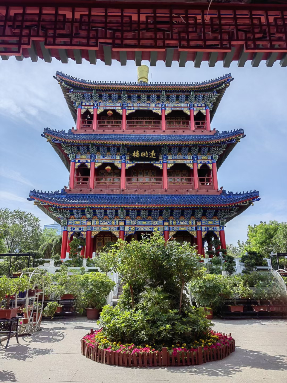 登上红山公园《远眺楼》楼顶,俯瞰乌鲁木齐市,打卡大巴扎!