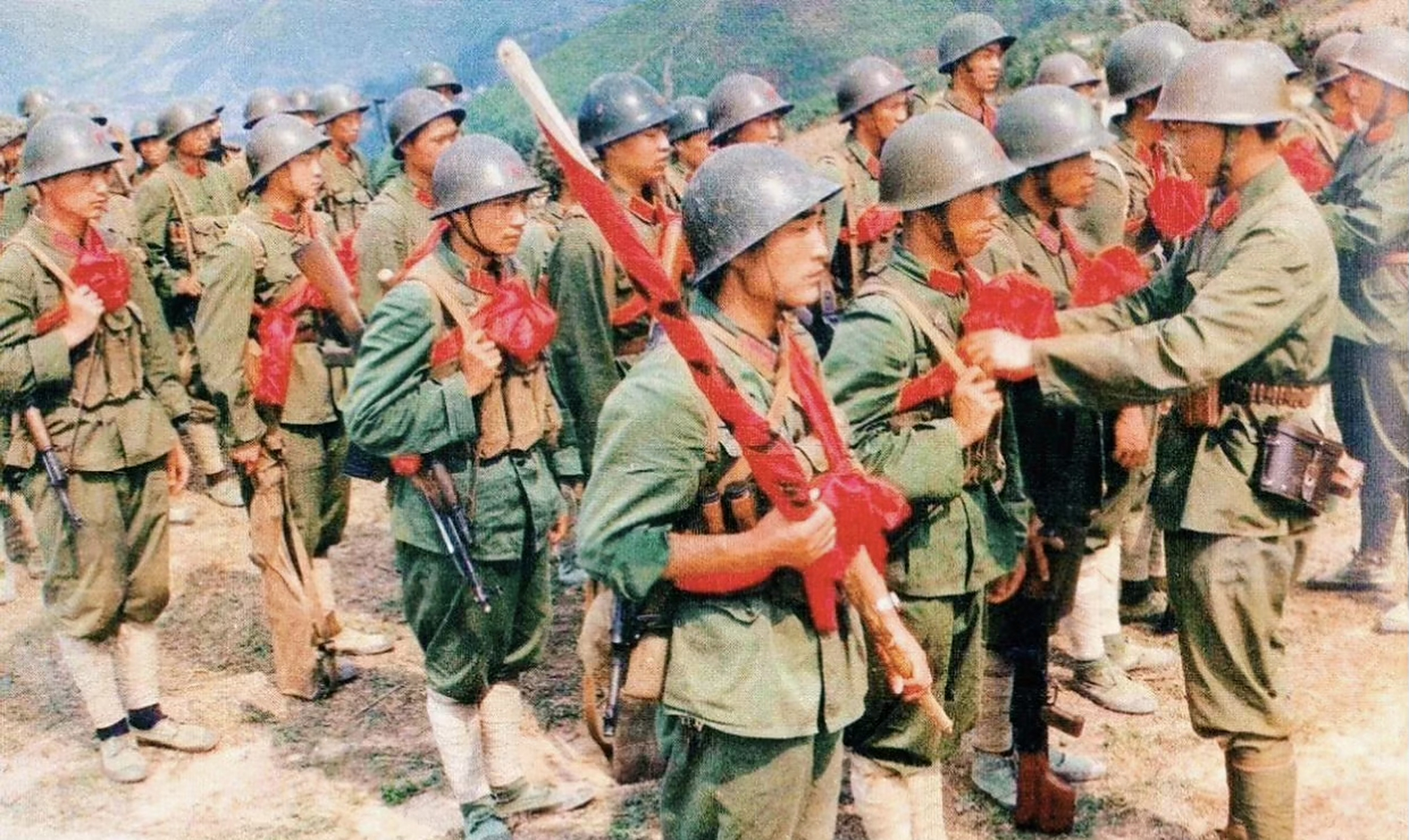 中越边境的老山前线,年轻的士兵整装待发,这是我们最可爱的人.