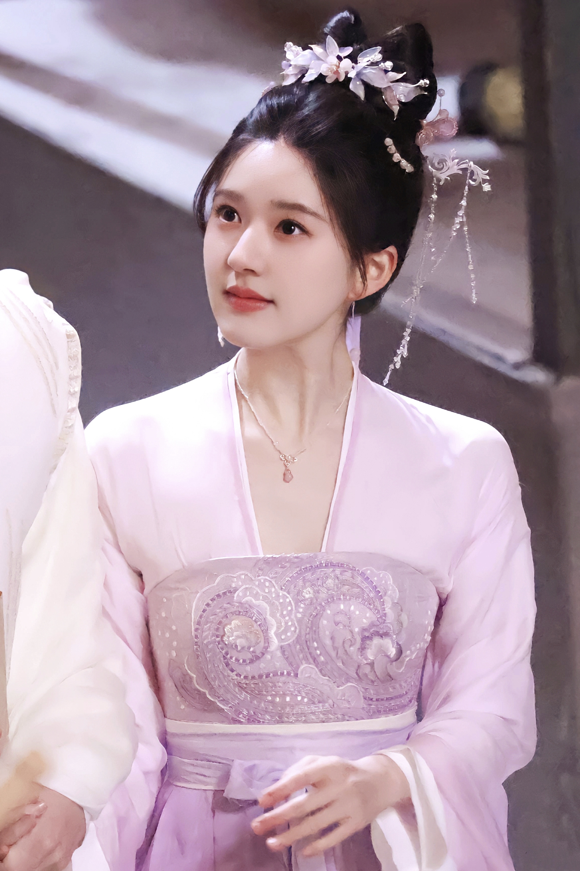 赵露思《神隐》的一些路透妆造太仙了!