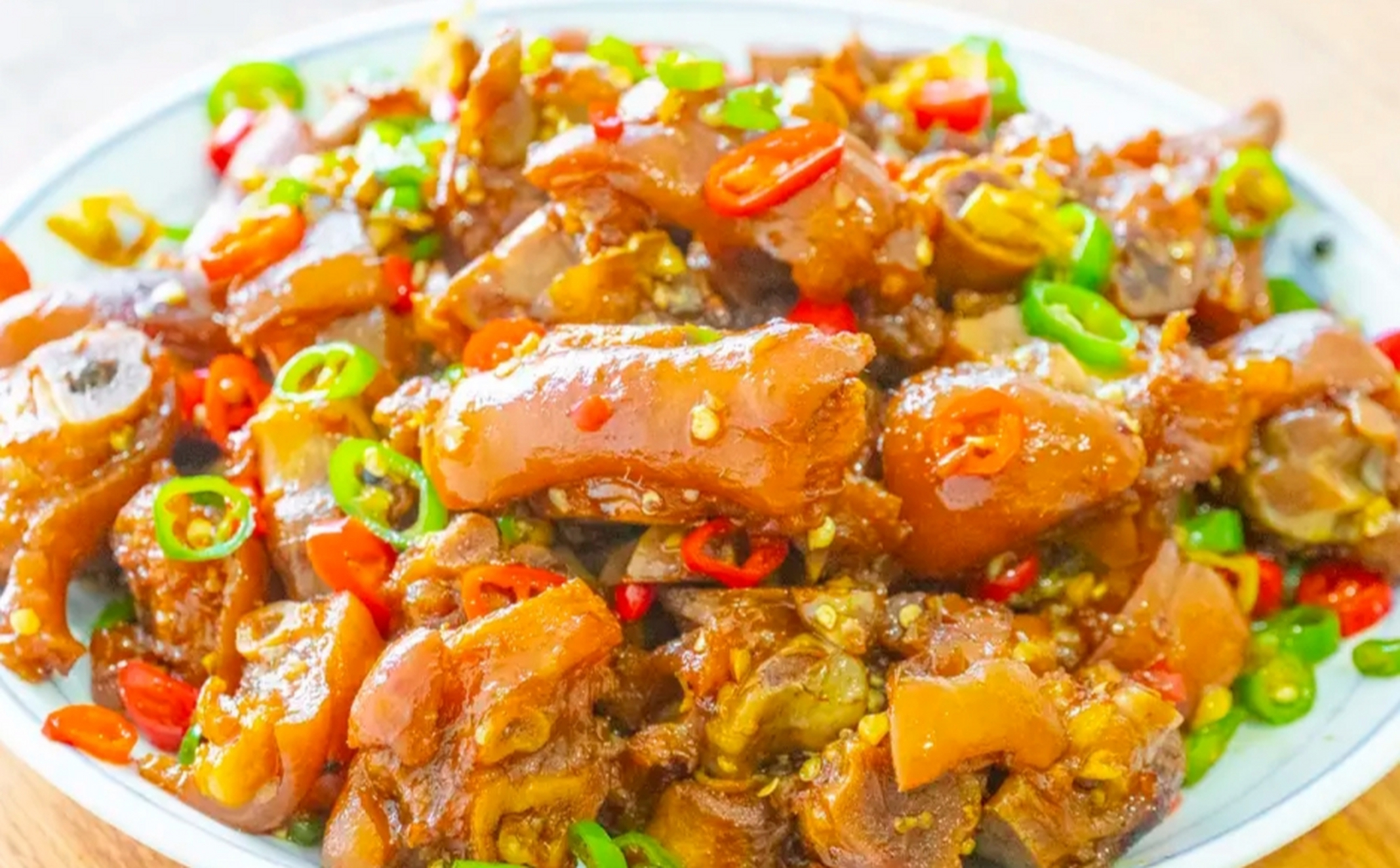 我的美食分享#  香辣猪蹄  食材:猪蹄,青辣椒,红辣椒泡椒,大蒜,大葱