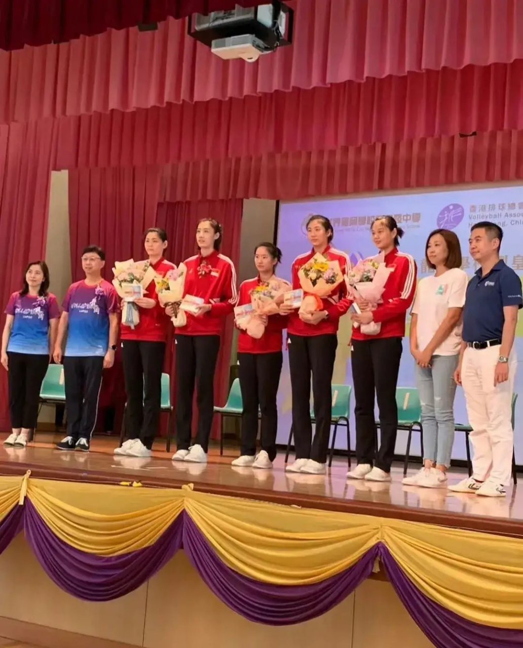 中国女排龚翔宇,王媛媛,杜清清,高意,倪非凡,以及中国女排助理教练