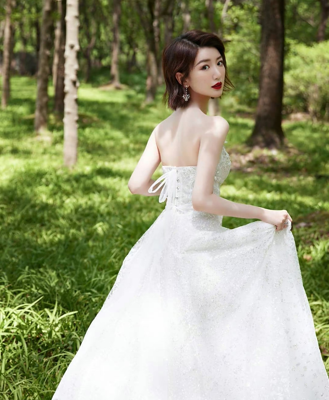 毛晓彤# 一袭白色镶钻抹胸礼裙,肤白貌美的绝美容颜,清新脱俗,婀娜