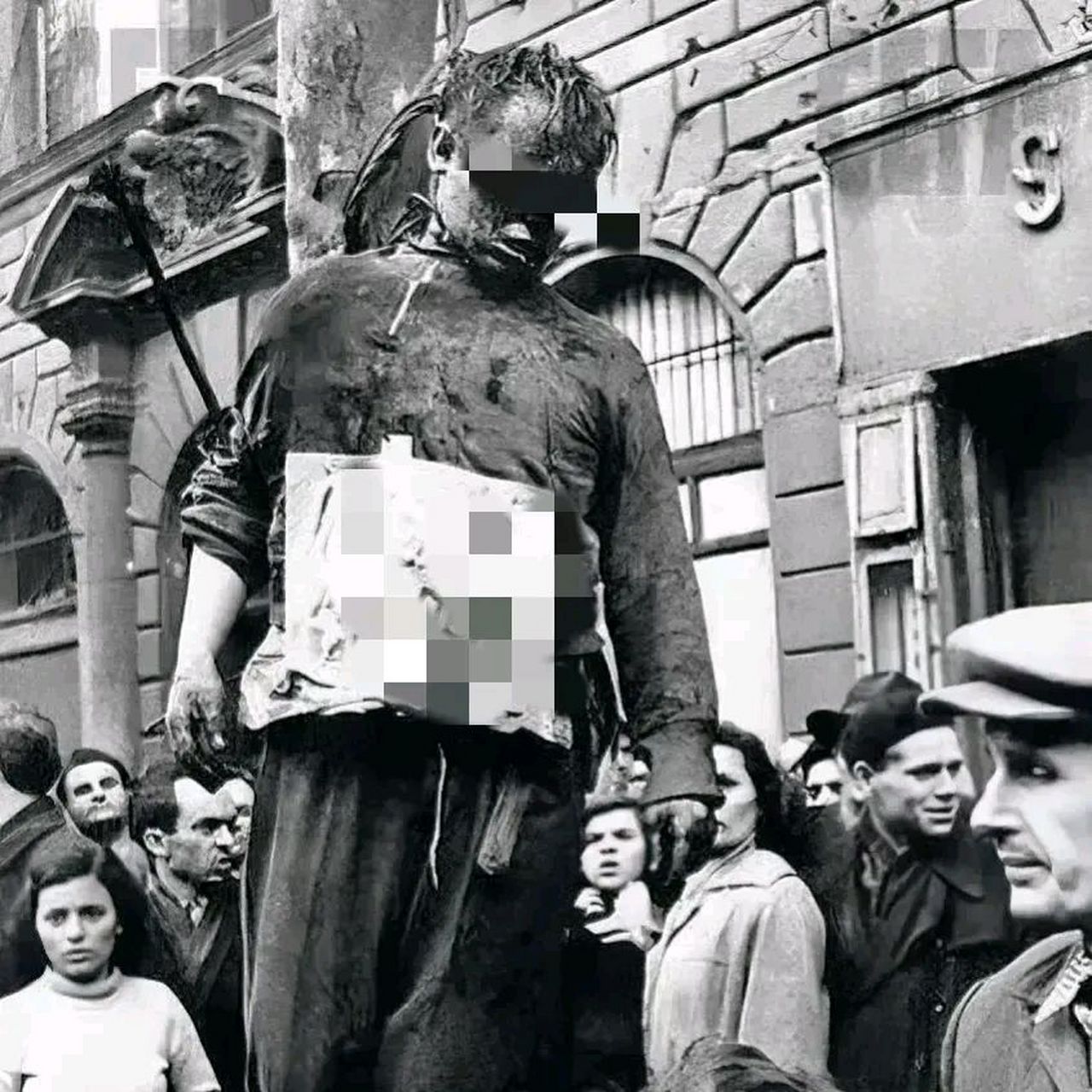 这是1956年,匈牙利街头,一名被处决的平民,照片中的他被挂在一根电线