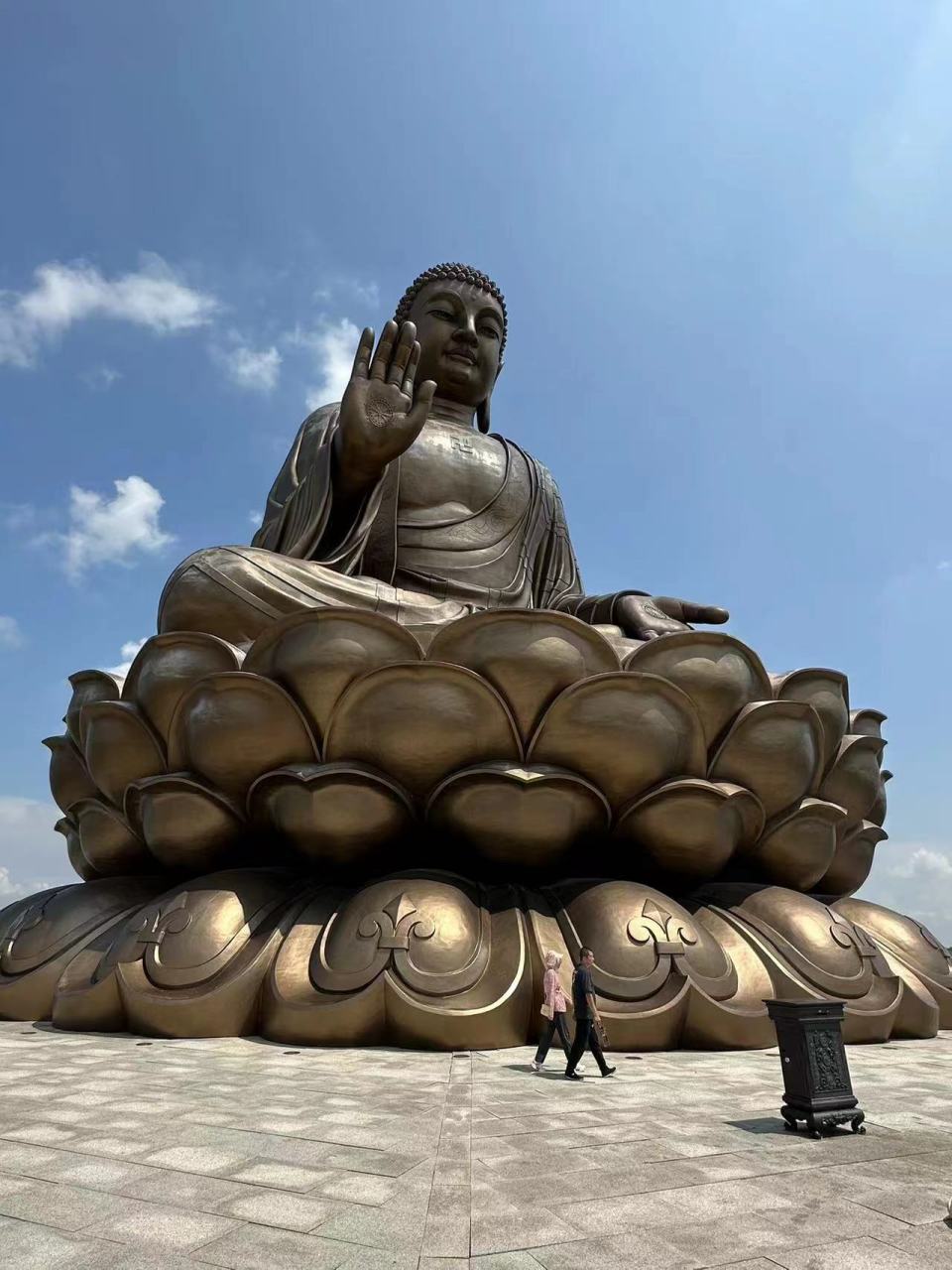 嘿,今天早上我早早地来到了六鼎山大佛,这里真是太壮观了!