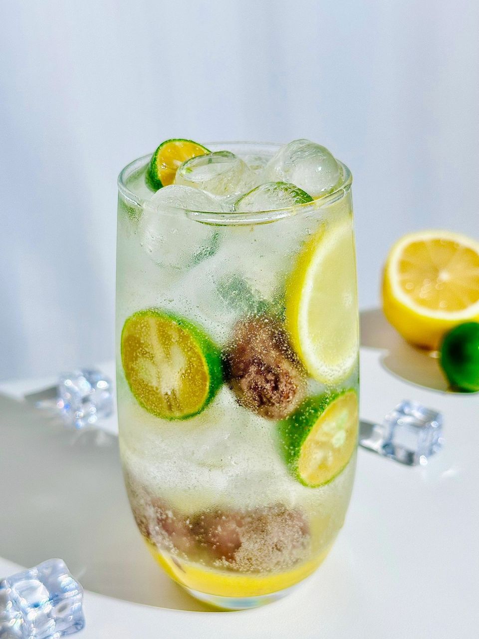 话梅青柠气泡水,一口清凉一个夏天 当小青桔,柠檬和话梅相遇,它们将