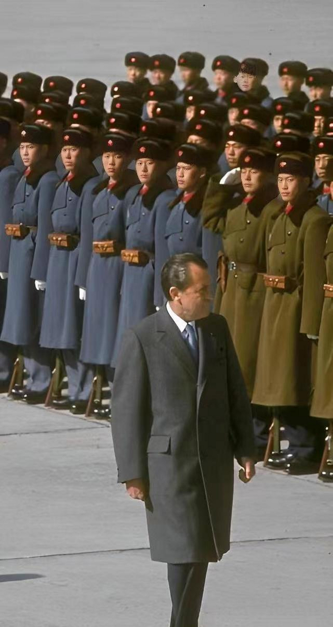 1972年,美国总统尼克松首次访华时,三军仪仗队列队共371人接受检阅,令