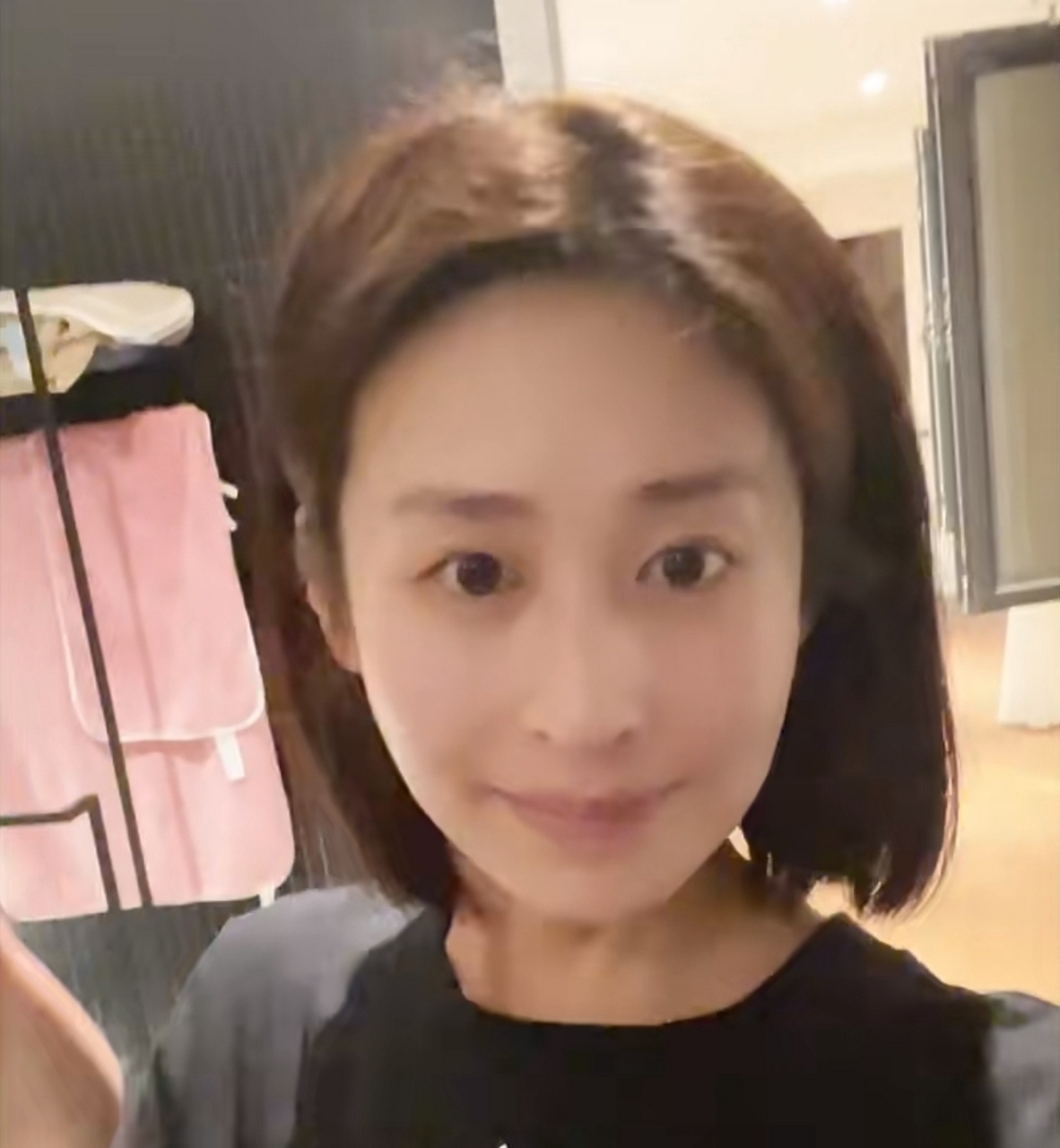 颖儿的素颜怼脸镜头,长期熬夜拍戏加上节食减肥,她的气色有点暗沉,没